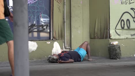 Hombre-Sin-Hogar-Durmiendo-En-La-Calle-En-El-Centro-De-La-Ciudad-De-Kuala-Lumpur