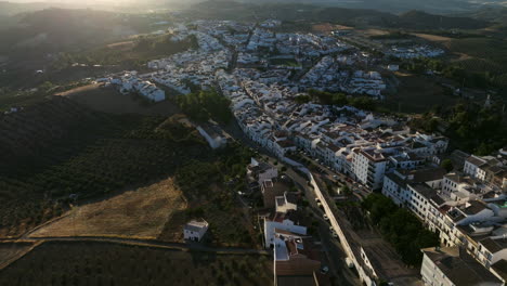 Pueblo-Blanco-De-Olvera-Durante-El-Amanecer-En-La-Provincia-De-Cádiz,-Andalucía,-España