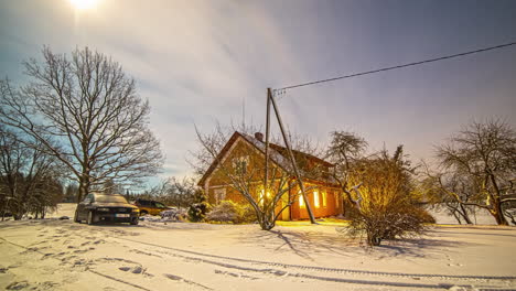 Vista-Frontal-O-Fachada-De-Una-Casa-De-Madera-En-Invierno,-Una-Casa-En-Zona-Rural