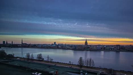 Zeitraffer-Der-Schönen-Stadt-Riga-In-Lettland-Mit-Dem-Fluss-Daugava-Bei-Sonnenaufgang