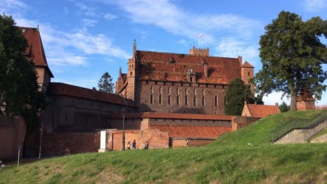 Castillo-De-Malbork-En-Polonia-Con-Fortificación-De-Ladrillo-Rojo-Y-Turistas-Visitantes