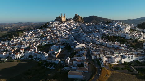 Vista-Panorámica-Sobre-La-Ciudad-De-Olvera-En-Cádiz,-Andalucía,-España---Tiro-Con-Drones