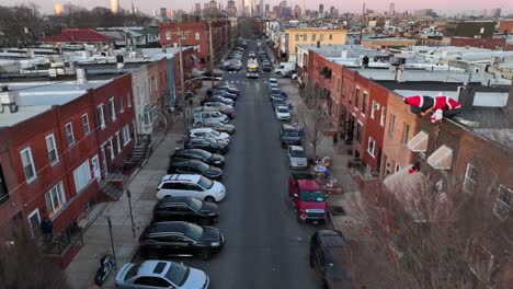 Luftneigung-Nach-Oben-Zeigt-Einen-Bus,-Der-Die-überfüllte-Stadtstraße-Hinunterfährt,-Umgeben-Von-Reihenhäusern-In-Einem-Vorort-Von-Philadelphia