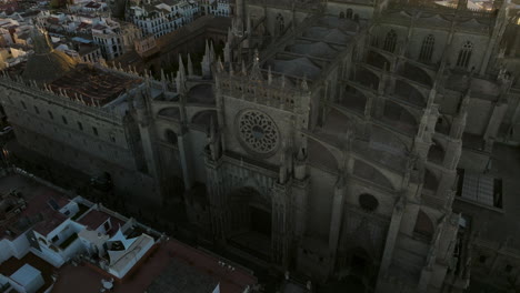 Tilt-up-Offenbaren-Catedral-De-Sevilla-In-Sevilla,-Andalusien,-Spanien-Während-Des-Sonnenaufgangs