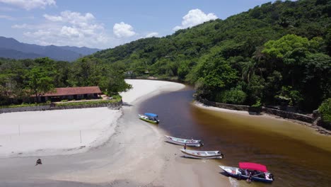 Vista-Aérea-De-Los-Barcos-Amarrados-Al-Comienzo-Del-Río-Sahy,-En-El-Soleado-Brasil