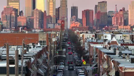 El-Zoom-Aéreo-Largo-Inclinado-Hacia-Arriba-Revela-El-Horizonte-De-Filadelfia-Desde-El-Vecindario-Residencial-Del-Sur-De-Filadelfia