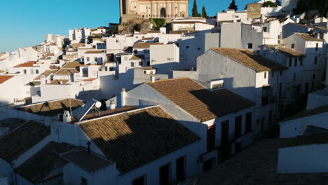 Flug-über-Der-Stadt-Olvera-Bei-Sonnenaufgang-In-Cadiz,-Andalusien,-Spanien---Drohnenaufnahme