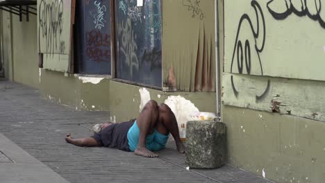 Alkoholiker,-Der-Auf-Dem-Bürgersteig-In-Der-Kuala-Lumpur-Street,-Malaysia,-Ohnmächtig-Wird