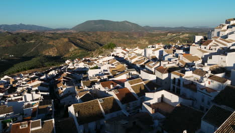 Blick-über-Die-Stadt-Olvera,-Provinz-Cadiz,-Andalusien,-Spanien---Luftdrohnenaufnahme