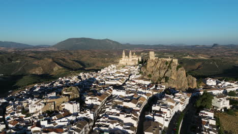 Impresionante-Pueblo-Encalado-De-Olvera-En-La-Provincia-De-Cádiz-De-España,-Región-De-Andalucía