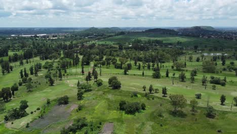 Drohnenvideo-Eines-Golfplatzes-Im-Westen-Von-Harare,-Simbabwe