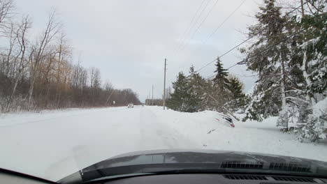 Aufnahmen-Von-Einem-Auto-Auf-Der-Verschneiten-Straße-Während-Des-Schneesturms-In-Buffalo,-New-York