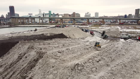 Limpiando-La-Enorme-Masa-De-Hielo-Y-Nieve-Durante-La-Ventisca-En-Buffalo-Nueva-York