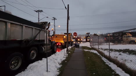 Lastwagen-Der-Nationalgarde-Helfen-Bei-Dem-Schneesturm,-Der-Am-23.-Dezember-In-Buffalo,-New-York,-Begann