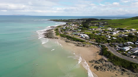 Luftaufnahme-Der-Wunderschönen-Küste-Von-Riverton-In-Neuseeland-An-Einem-Sonnigen-Tag