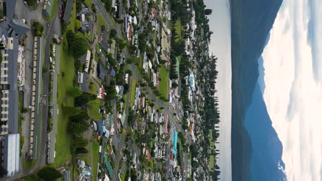 Vertikale-Luftaufnahme-Der-Stadt-Te-Anau-Am-Seeufer