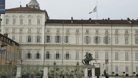 Schwenken-Sie-An-Bewölkten-Tagen-über-Die-Piazza-Castello-In-Turin-Italien