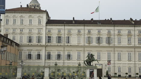 Pan-Sobre-Piazza-Castello-En-Turín-Italia-En-Día-Nublado