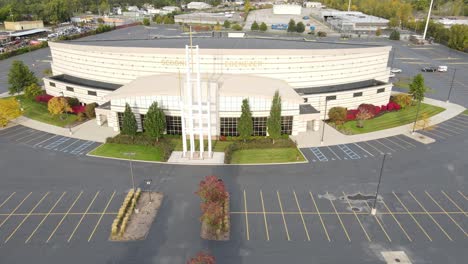 Edificio-Moderno-De-La-Iglesia-En-Un-Amplio-Estacionamiento,-Estados-Unidos,-Detroit,-Vista-Aérea