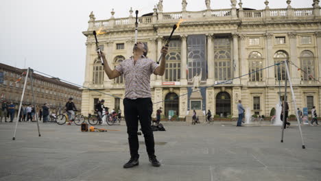 Street-performer-entertaining-crowd-in-wide-slow-motion-orbit-shot