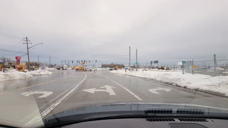 Pov-Desde-El-Interior-De-Los-Trabajadores-Del-Automóvil-Reparan-Los-Semáforos-Después-De-Una-Tormenta-De-Nieve-De-Invierno-Mortal