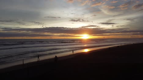 Menschen,-Die-Die-Schönheit-Des-Sonnenuntergangs-Am-Strand-Von-Indonesien-Genießen