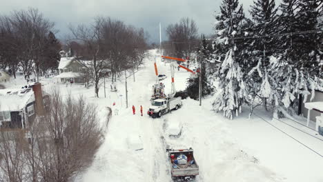 Los-Electricistas-Municipales-De-Fort-Erie-Utilizan-Camiones-Grúa-Para-Reparar-Las-Líneas-Eléctricas-Dañadas---Tormenta-De-Invierno-En-América-Del-Norte