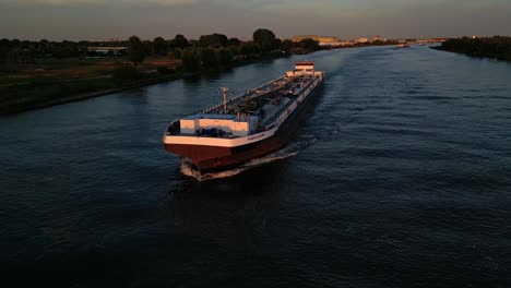 Zwijndrecht,-Niederlande---04.-September-2022:-Maxima-frachtschiff,-Das-Den-Gewundenen-Fluss-Befährt