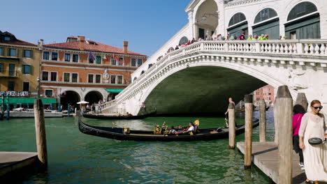 Travelers-On-The-Busy-Rialto-Bridge-In-The-Historical-City-Of-Venice,-Italy