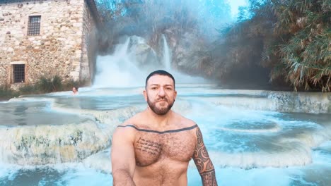 Hombre-Bañándose-En-Los-Baños-De-Saturnia