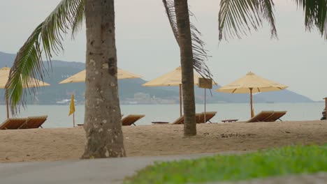 Relájese-En-Una-Silla-De-Playa-Con-Un-Hermoso-Paisaje-En-El-Frente-En-Imágenes-De-La-Ciudad-De-La-Playa-De-Nha-Trang-En-Resolución-De-4k