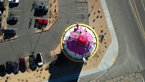 Vista-Descendente-De-Arriba-Hacia-Abajo-De-La-Gasolinera-Eddieworld-Colorido-Cartel-De-Helado-Y-Torre-De-Agua