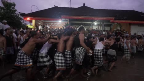 Balinesen-Feiern-Galungan