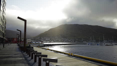 Am-Frühen-Morgen-Im-Hafen-Von-Tromso-Mit-Dramatischer-Wolkenlandschaft-In-Norwegen