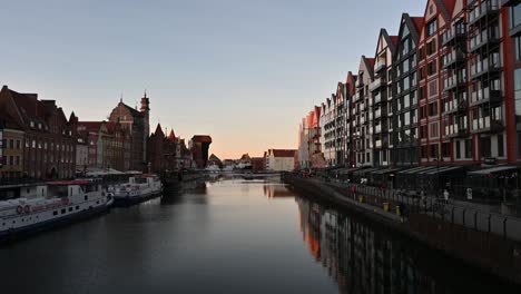 Blick-Auf-Die-Stadt-Danzig-Vom-Fluss-Aus