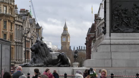 Big-Ben-Visto-Desde-Trafalgar-Square-Con-Gente-Y-Estatua-De-León,-Estático