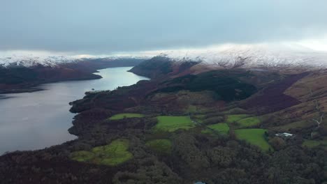 Alto-ángulo-Aéreo-De-Ben-Lomond-Cubierto-De-Nieve-Junto-A-Loch-Lomond-En-Tierras-Altas-Escocesas