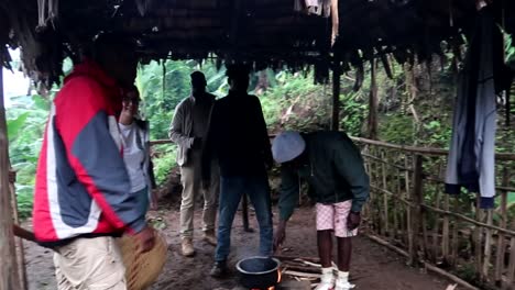 Tribu-Chagga-Africana-Bailando-Y-Cantando-Mientras-Prepara-Café-Recién-Hecho-En-Una-Hoguera