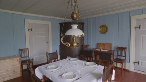 Skandinavischer-Vintage-Esstisch-In-Antiker-Wohnumgebung