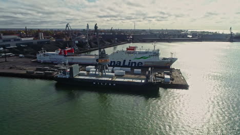 Vista-Aérea-Que-Muestra-Un-Buque-Portacontenedores-Y-Un-Crucero-De-La-Línea-Stena-Atracados-En-El-Puerto-De-Liepaja,-Letonia