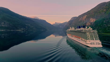 Vista-Aérea-Del-Crucero-P-Y-O-Navegando-En-El-Fiordo-Entre-Montañas-Durante-La-Puesta-De-Sol-Púrpura-En-Noruega