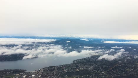 Fliegen-über-Den-Wolken-Mit-Blick-Auf-Die-Küste-Darunter