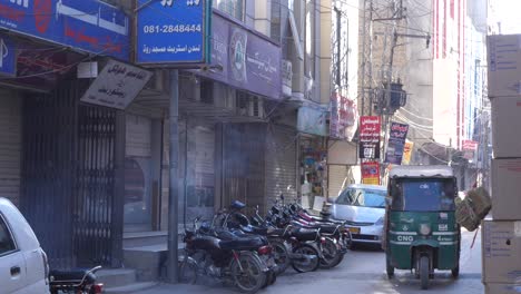 Vista-Mirando-Hacia-La-Calle-Lateral-En-Quetta-Con-Fila-De-Motos-Estacionadas-Fuera-Del-Barco