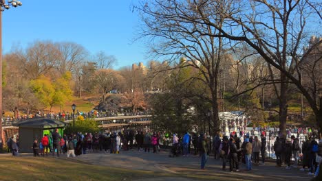 Gente-Abarrotada-En-La-Zona-De-La-Pista-De-Hielo-En-El-Parque-Central-En-Manhattan,-Ciudad-De-Nueva-York,-Estados-Unidos