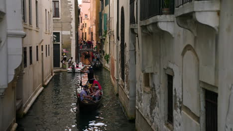 Gondoliers-Transport-Tourists-Sailing-On-Grand-Canal-In-Venice,-Italy