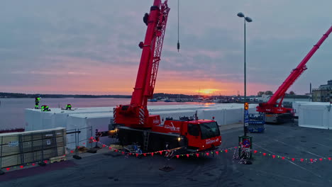 Luftaufnahme-Von-Kränen,-Die-Container-Im-Hafen-Von-Slottsholmen-In-Schweden-Während-Des-Sonnenuntergangs-Laden