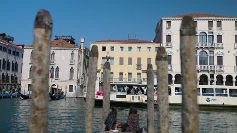 Leute-Auf-Der-Fähre,-Die-Im-Grand-Canal-In-Venedig,-Italien,-Unterwegs-Ist