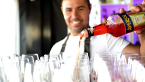 Barcelona,-España,-27-De-Octubre-De-2022:-Barman-Sirviendo-Aperol,-Una-Bebida-Alcohólica-Italiana-Para-Un-Cóctel-Con-Codorniu-Raventos-En-Un-Club-Nocturno-Español