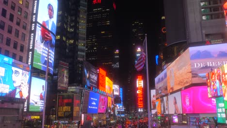 Luces-Brillantes-En-El-Cruce-Más-Concurrido-De-Times-Square-Durante-La-Noche-En-Manhattan,-Ciudad-De-Nueva-York,-Estados-Unidos