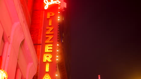 John&#39;s-Of-Times-Square---Letrero-De-Neón-Iluminado-De-La-Famosa-Pizzería-En-La-Noche-En-La-Ciudad-De-Nueva-York,-Nueva-York